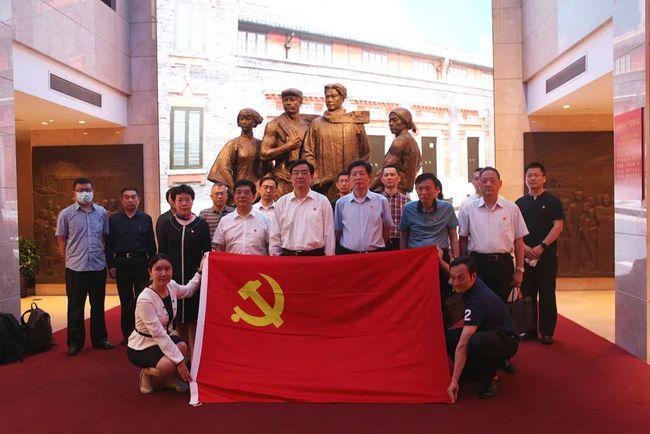 她与丈夫相濡以沫,15年狂生12子,丈夫登基后却赐死她,年仅31岁